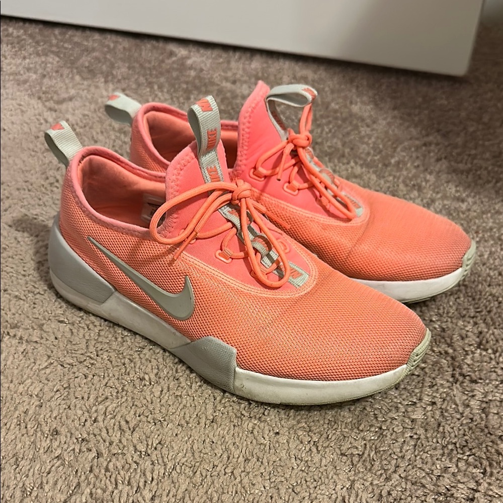 Nike Neon Pink/Coral Athletic Sneakers Youth 7, fit Women’s 8.5